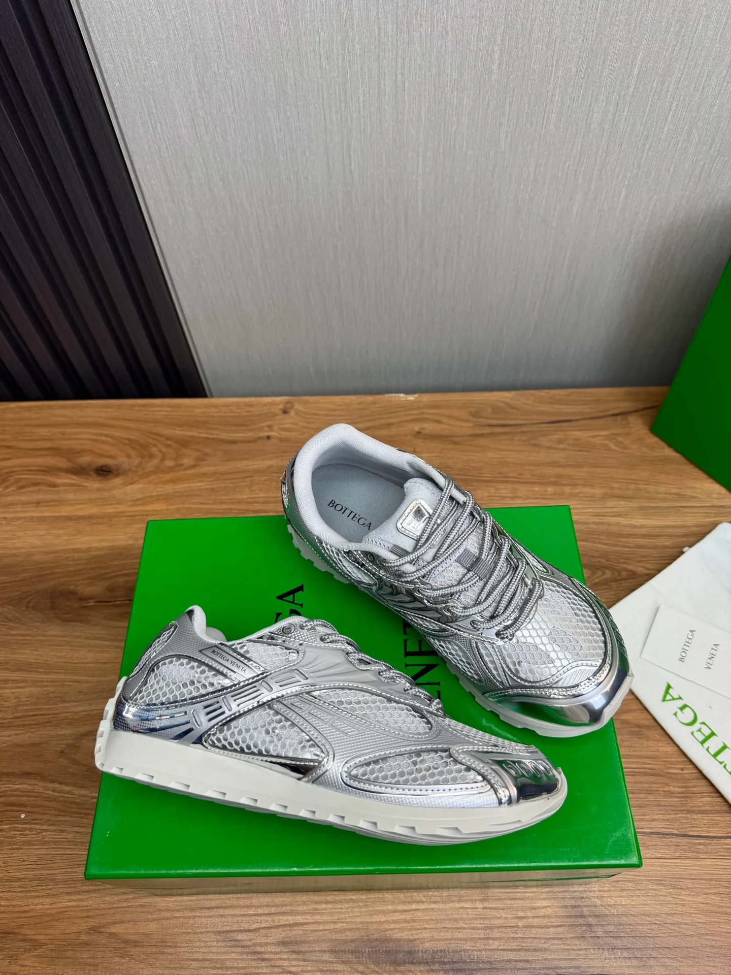 Men's men's shoes 💰620💰 BV top version 𝘽𝙊𝙏𝙏𝙀𝙂𝘼 𝙑𝙀𝙉𝙀𝙏𝘼 Orbit sneakers Wang Yibo same style couple style dad shoes 🩷💚 Runner sneakers, made of lightweight technical mesh fabric. Features a geometric patterned rubber outsole. Pay attention to the package craftsmanship ❕ High version shipping ❗️ Very nice, durable to play with and durable to make ✔️ Standard version 💯💯 The outsole is made of color-blocked TPU outsole. Women’s model 35-41 (40 41 customized) Men’s model 39-46 (45.46 customized) Equipped with original packaging
